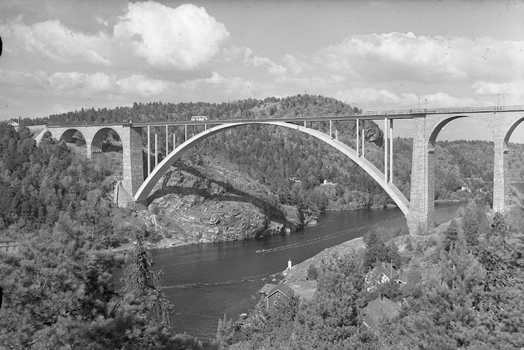 Enligt AB Flygtrafik Bengtsfors: "Svinesundsbron Bohuslän".


