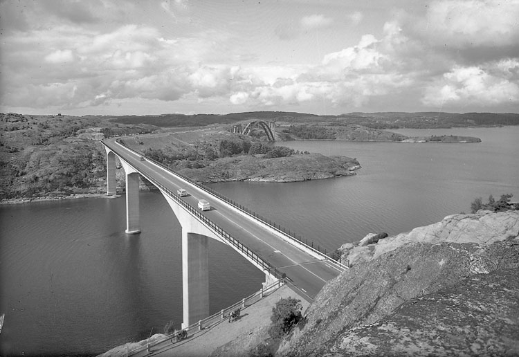 Enligt AB Flygtrafik Bengtsfors: "Tjörnbroarna mellanbron o stora bron Bohuslän".