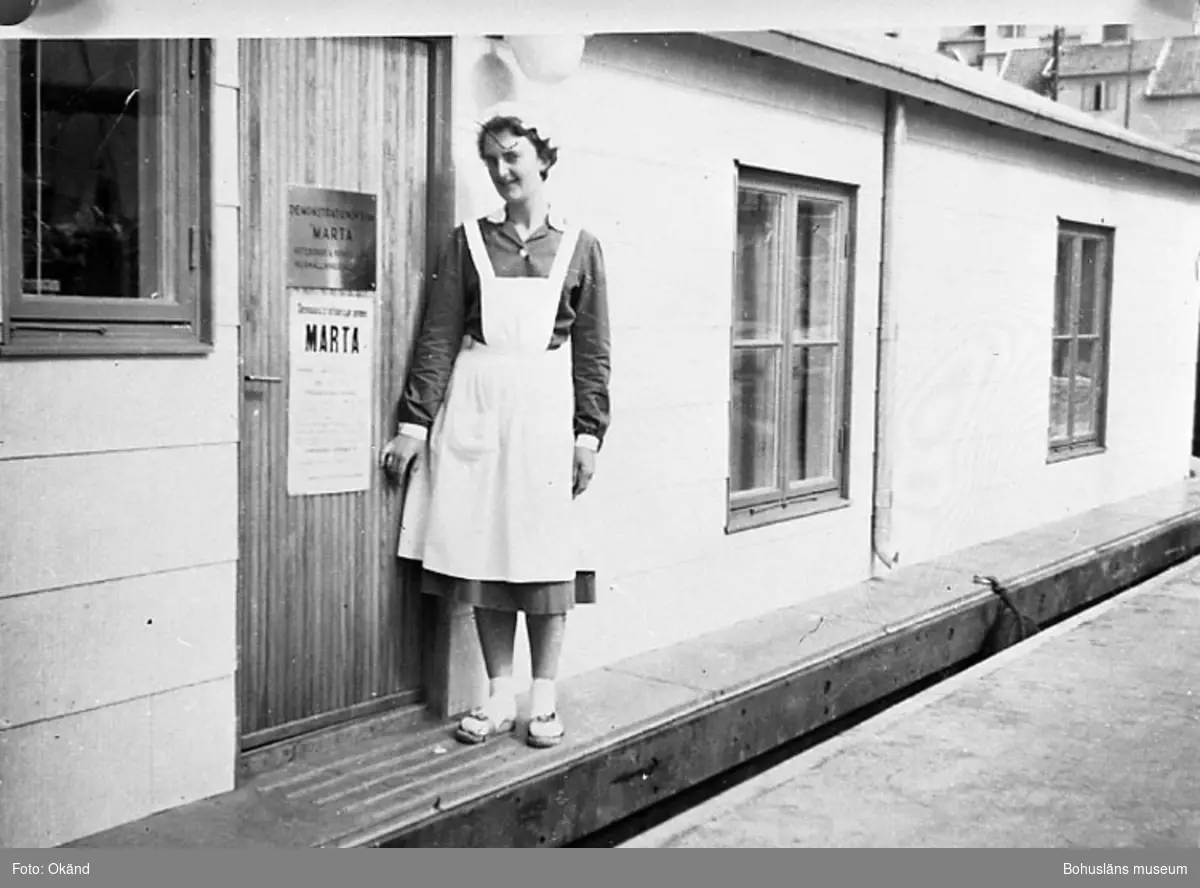 Barbro Östlund stående utanför dörren på Martapråmen år 1957