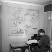 Kontorist vid Skandiaverken med karta år 1949.