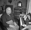 Lärarinnan fröken Hanna Olsson, 90 år, 1947