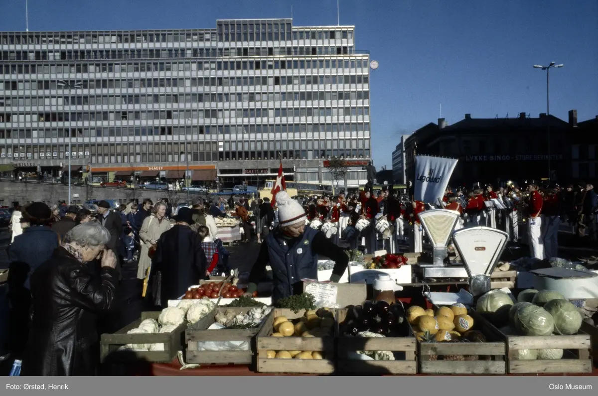 torg, salgsboder, grønnsaker, mennesker, musikkorps, dansk flagg, Folkets Hus