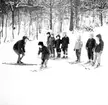 Barn går på skidskola på 1950-talet i Uddevalla
