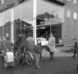 Fönster nedblåst, Uddevalla Bil och Traktor den 25 november 1956