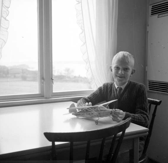 Enligt notering: "Barnteckningsvinnare i Bokenäs skola 21/11 -58".