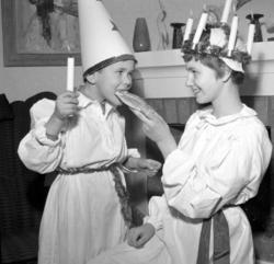 Enligt notering: "Ulla-Britt och Pelle d 13/12 -58".