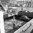 Lastning av Saab-bilar för export i Uddevalla hamn i maj 1959