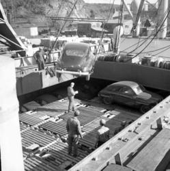 Lastning av Saab-bilar för export i Uddevalla hamn i maj 195