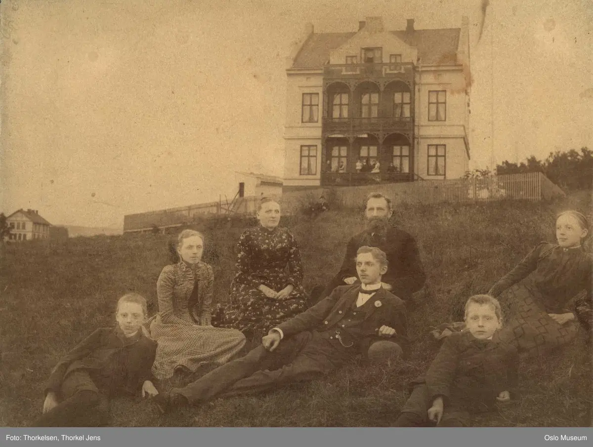 villa, hage, familiegruppe, mann, kvinne, gutter2, jenter3