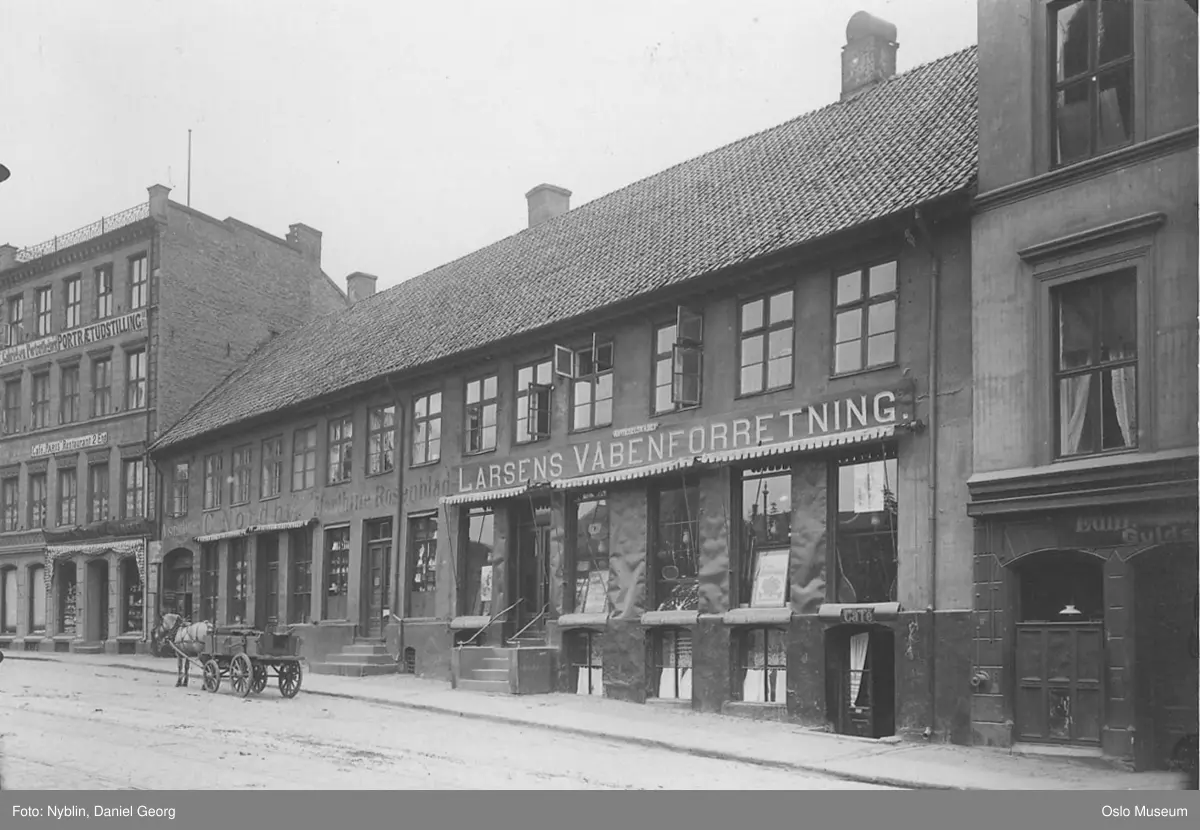 forretningsgårder, Larsens våpenforretning, café Paris, hest, kjerre
