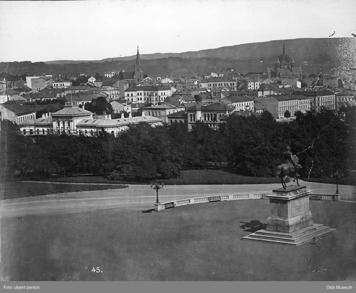 utsikt, plass, rytterstatue, park, Norges Geografiske Oppmåling, Kjemibygningen, St. Olav kirke, Trefoldighetskirken, bygårder