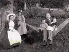 Familj i hängmatta, Marstrand, 1900-talets början