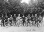 Soldater på cykel i  landsstormens uniform med gevär vid sidan, patronbälte och trekantig hatt augusti 1914