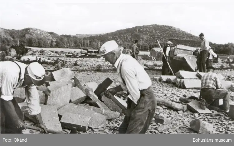 Tryckt text på kortet: "Motiv från Ed".
Noterat på kortet: "ED BRO SN. STÅNGENÄS (HERRENÄSET) 10 Sept. 1955".
"STENHUGGARE - SKANDINAVISKA GRANITAKTIEBOLAGET".