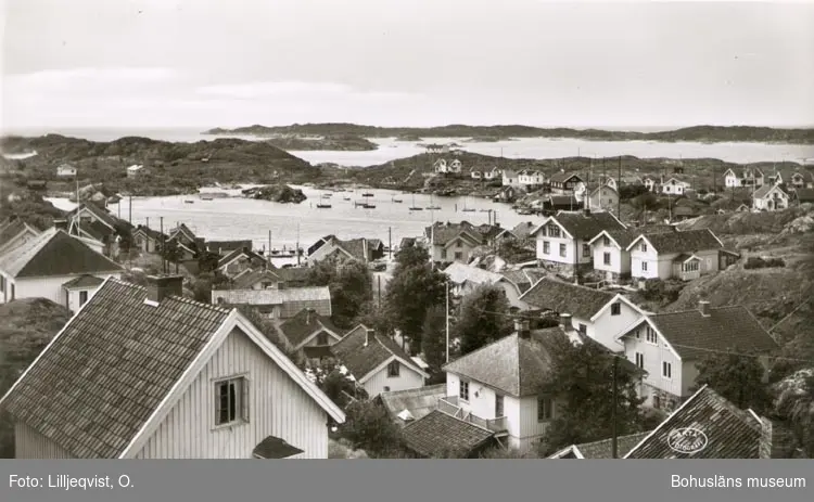 Tryckt text på kortet: "KYRKESUND".
"Ensamrätt & Foto: O. Lilljeqvists Konstförlag. Dals Långed. M 495".