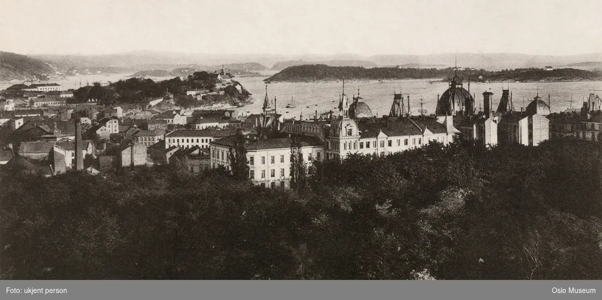 utsikt sydøst, Victoria terrasse, bygårder, havn, Akersneset, Akershus festning, fjord, øy