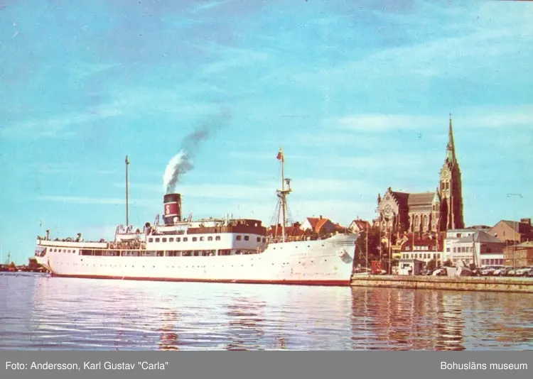 Tryckt text på kortet: "Lysekil, parti av Södra hamnen".
VACKRASTE RESVÄGEN TILL OCH FRÅN LYSEKIL GÅR ÖVER ELLÖS OCH GULLMARSFÄRJORNA".
"CARLA  - FÖRLAGET LYSEKIL, TEL. 0523/10919,10320".
