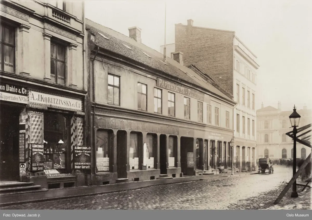 forretningsgårder, urmaker A.J. Koritzinsky, papirhandel, Østbanestasjonen, gatebelysning