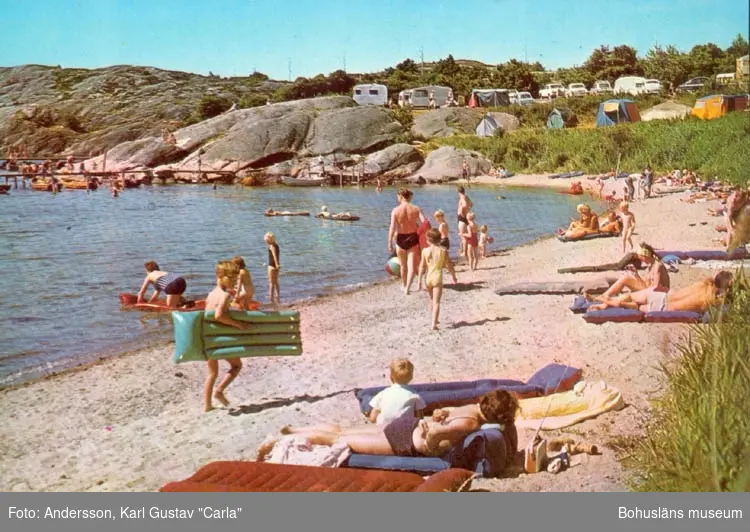 Tryckt text på vykortet: "Lysekil. Parti av Gullmarsbaden."
"Carla- förlaget Lysekil, 0523/10919,10320."."