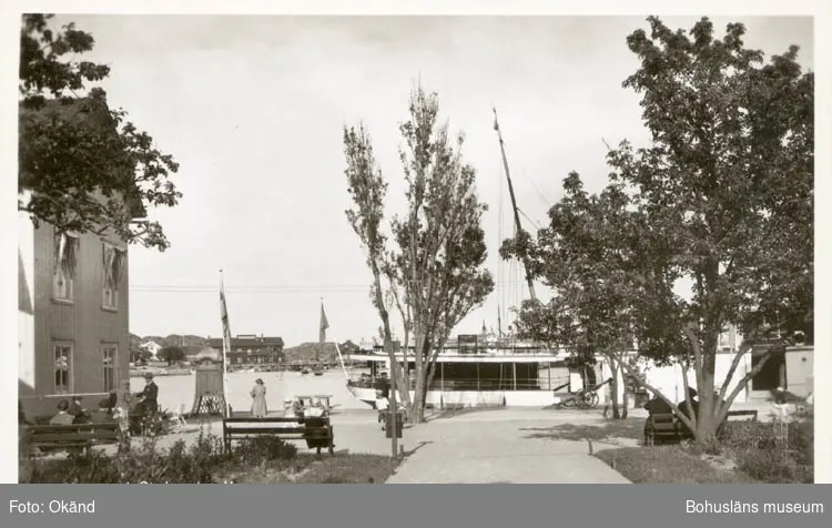 Noterat på kortet: "Marstrand. Stadsparken. Hamnen." 
"Förlag: Pauli & Torells Bokhandel, Göteborg. Filial Marstrand."