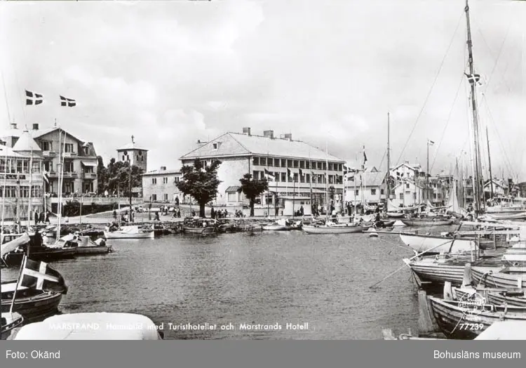 Tryckt text på kortet: "Marstrand. Hamnbild med Turisthotellet och Marstrands Hotell."