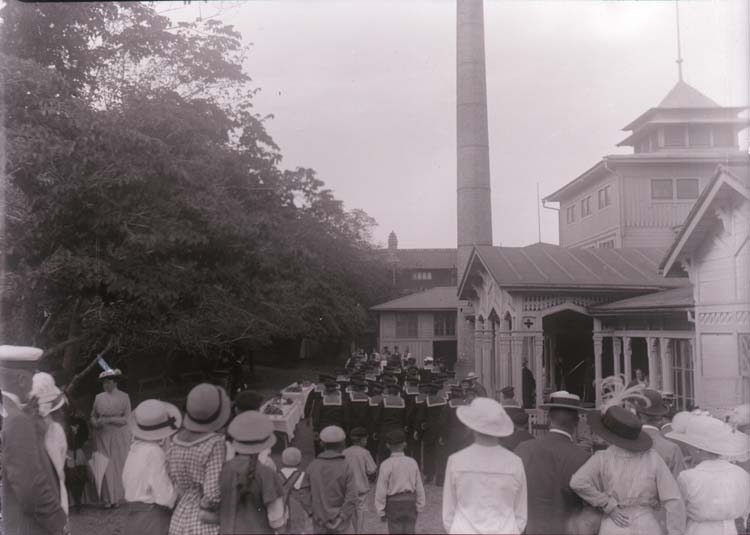 Enligt text som medföljde bilden: "Skeppsgossar på fest 1915."