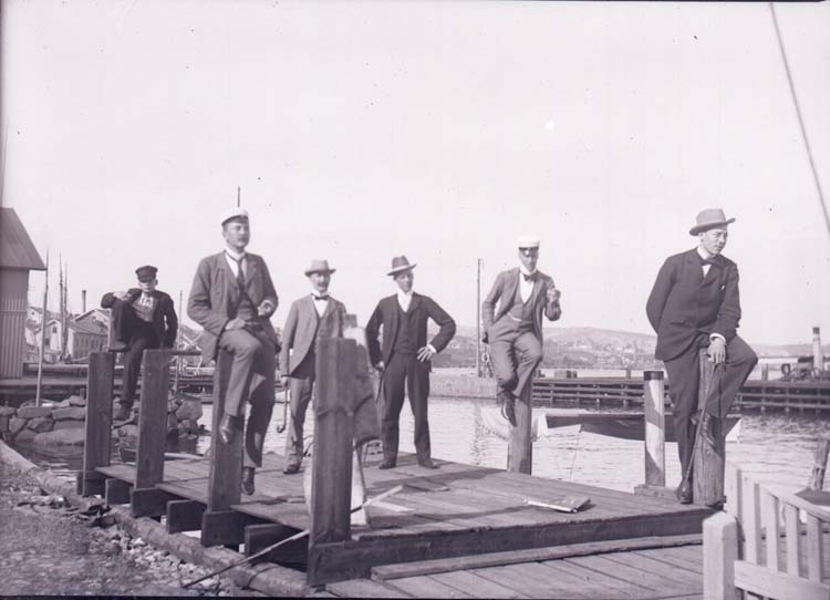 Enligt text som medföljde bilden: "Lysekil, Engelbert, Valter Haglund m.fl. på Lyckes 
brygga 30/7 1907."