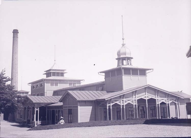 Enligt text som medföljde bilden: "Lysekil, Badhuset fr. Salongen 14/7 1901."