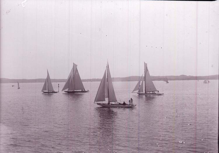 Enligt text som medföljde bilden: "Kappsegling 1913".