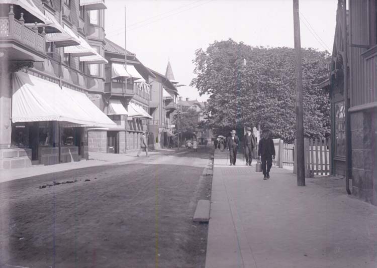 Enligt text som medföljde bilden: "Lysekil. Kungsgatan Aug. 1904."