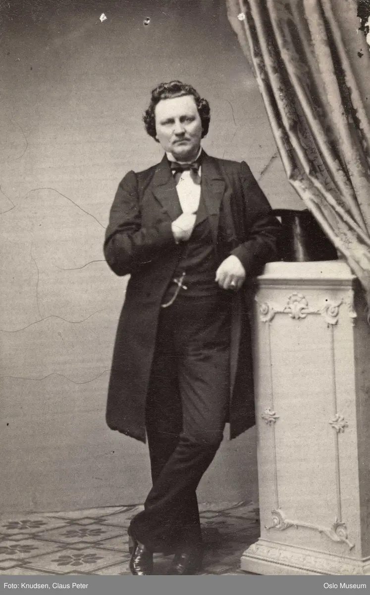 portrett, mann, operasanger, skuespiller, flosshatt, stående helfigur, visittpositur, napoleonspositur