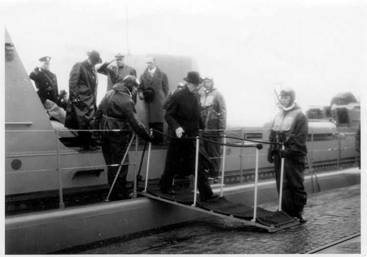 Enligt fotografens notering: "Konung Gu Ad i Lysekil besök på örlogsf".