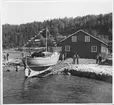 Båten ELVIRA på slipen vid båtbyggeri på Orust