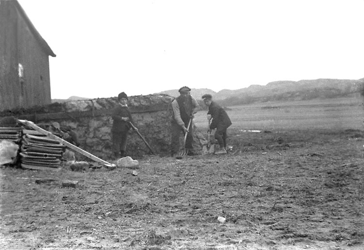 "Vid gödselstacken. Johan Johanssons hem.
Gösta - Karl Joelsson, Åbrott - Okänd."