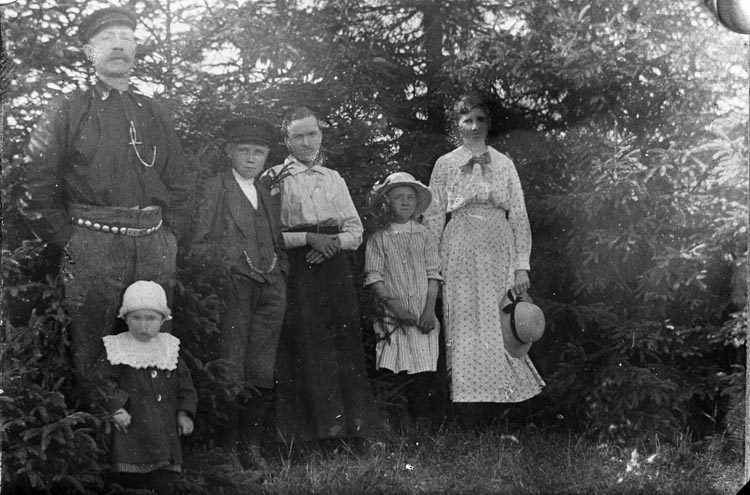 Enligt fotografens noteringar: "Anna Johanssons gamla plåtar framtagna fr. olika år 1921-1922-23-24 best of Aug 1953. Hushållerska hos Herr Isaksson organist Hede"