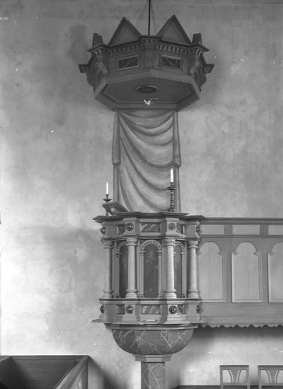 Enligt fotografens noteringar: "Prädikstol i Foss kyrka."
