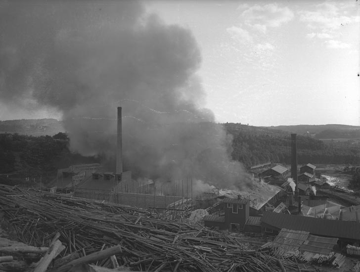 Enligt fotografens noteringar: "Eldsvåda i Munkedal troligen omkring år 1911?"