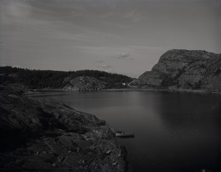 "1936. 53. Gårvik hösten 1936. Sept. Direktör Sundmans Villa syn till höger." 

"Direktör Sundmans villa uppe i berget till höger. Fotot taget från "Gustavs holme".