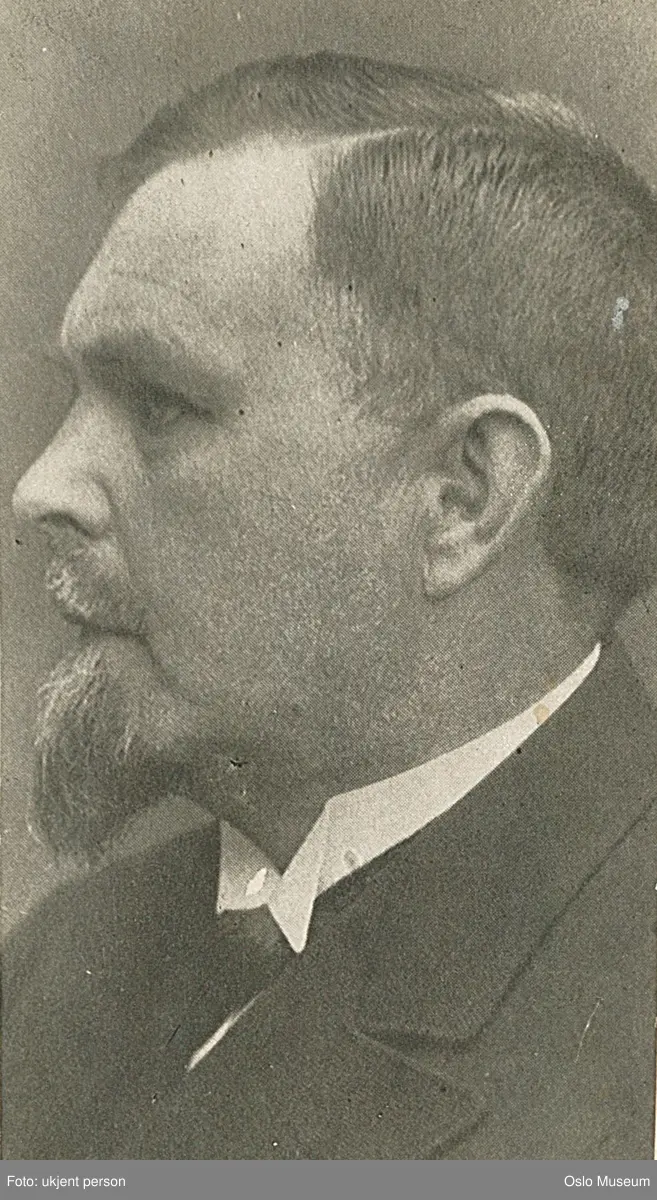 portrett, mann, sjefbibliotekar ved Deichmanska bibliotek, leksikonredaktør, brystbilde, profil