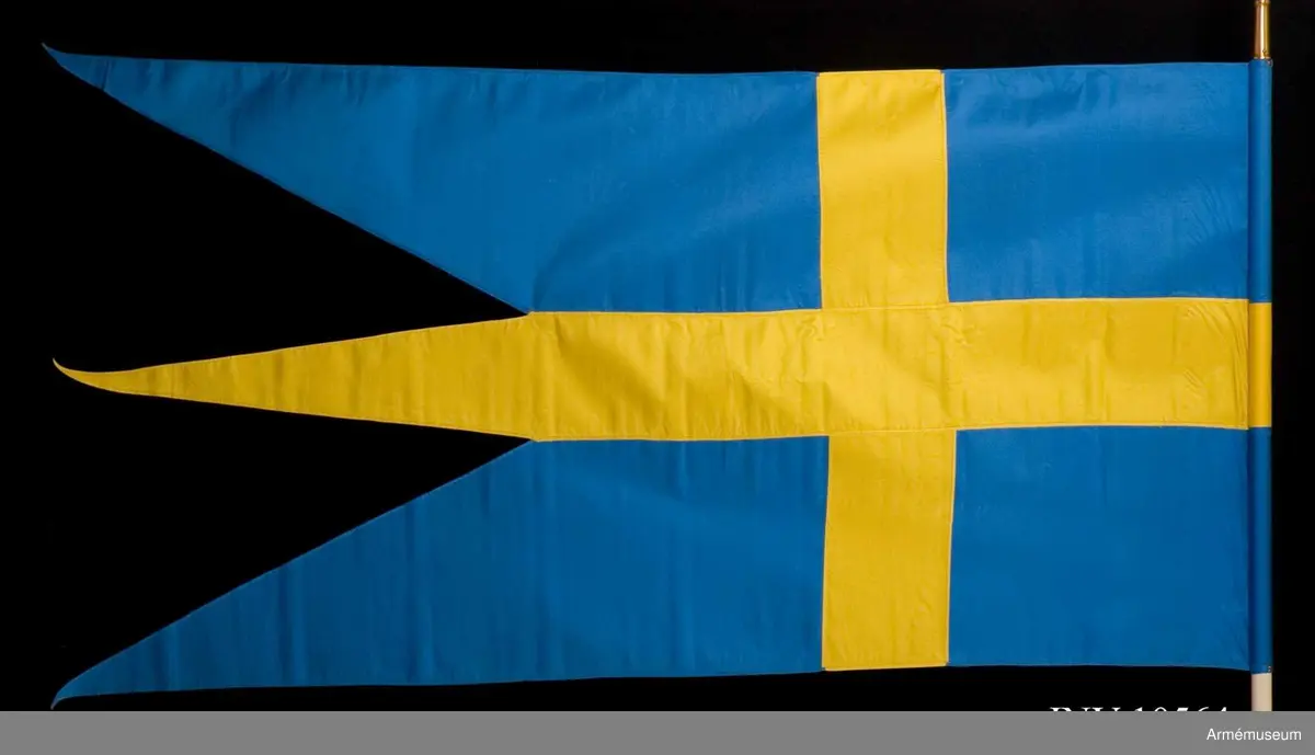 Grupp B I.

Duk av blått och gult siden typ örlogsflagga. Fodral av mörkt blått ylle. Spetsen med Gustav V:s namnchiffer.

Samhörande fodral, spets, kravatt.