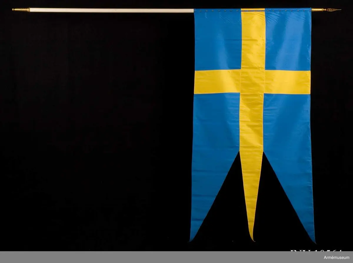 Grupp B I.

Duk av blått och gult siden typ örlogsflagga. Fodral av mörkt blått ylle. Spetsen med Gustav V:s namnchiffer.

Samhörande fodral, spets, kravatt.