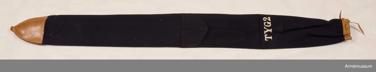 Grupp B I.

Duk av blått och gult siden typ örlogsflagga. Fodral av mörkt blått ylle. Spetsen med Gustav V:s namnchiffer.

Samhörande fodral, spets, kravatt.