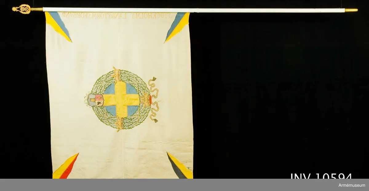 Grupp B I.

Tillverkad hos AB Greta Zachau's Flaggfabrik, Stockholm. Tillverkad och överlämnad till förbundet år 1927. Samhörande spets, kravatt, fodral, innerfodral. Höjd 1190 mm vid stången. Från Stockholms befälsutbildningsförbund genom polisassistent  H. L. Colliander.1974: