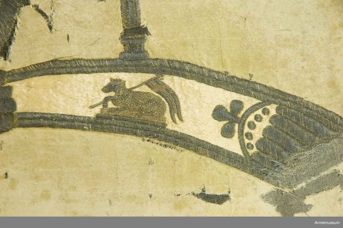 Duken vit med i guld broderat anglosachsiskt O under furstlig krona. På tillhörande lapp av äldre modell anges att Visby stads beväringsbataljon erhöll fanan 1832.