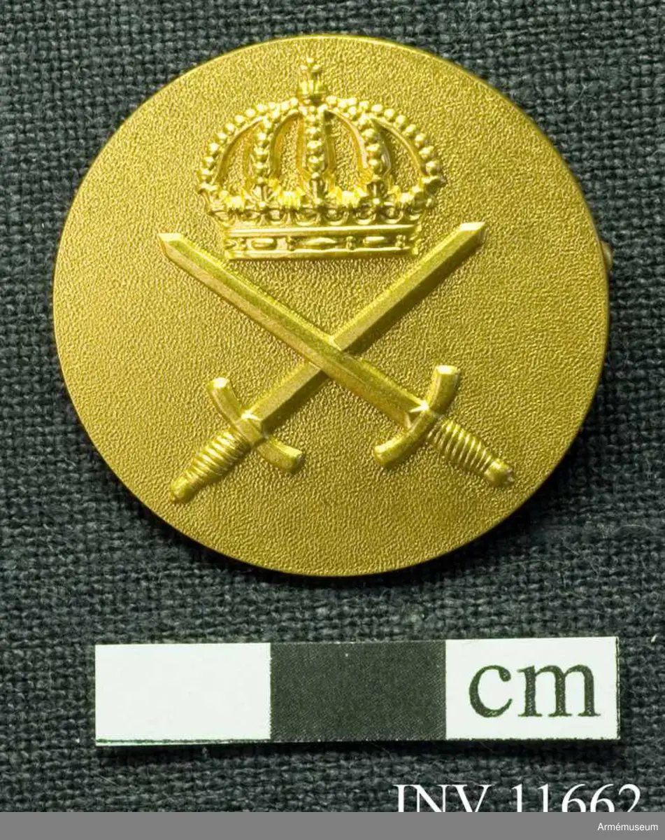 Grupp C I.

Tjänstetecken m/1946 till civil dräkt. 30 mm med säkerhetnål.