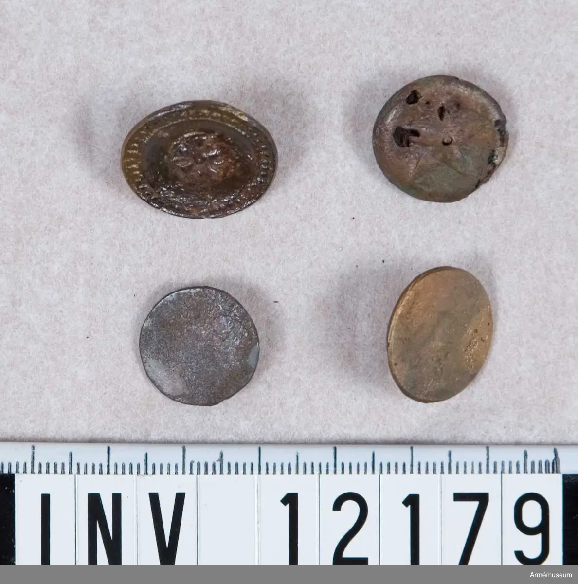 Grupp C I.
Dräktfragment med knappar. Jordfynd 1959, Blidö Furusund Tullåkern.