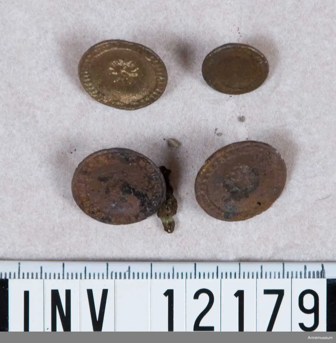 Grupp C I.
Dräktfragment med knappar. Jordfynd 1959, Blidö Furusund Tullåkern.