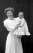 Enligt fotografens journal Lyckorna 1909-1918: 