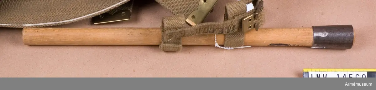 Grupp C I
Jordhacka består av hacka och fodral. Hackan består av handtag och hacka. Handtaget är av trä. Fodralet består av Webbing tyg samt remmar för att fästa den vid livremmen. Alla remmar av samma tyg.