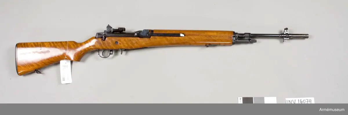 Tillv. nr: 0010. Pipans längd med flamdämpare: 635 mm. Vapnet matas med ammunition från 20-skottsmagasin. Riktmedel: hålsikte på rörlig kuggbåge, korrigeringsmöjligheter för vindavdrift, pelarkorn, utåtsvangda skyddsöron. Visirlinjens höjd över kärnlinjen: 27. Mekanisk eldhastiget: 750-850 skott/min. Projektilens utgångshastighet: 820-840 m/s.
Märkt: U.S. rifle 7,62-MM M14 Springfield Armory 0010.